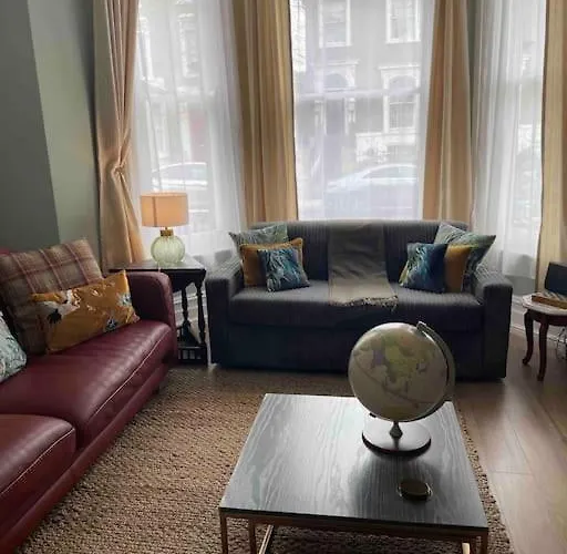 West London Stunning Garden Flat - Period Features