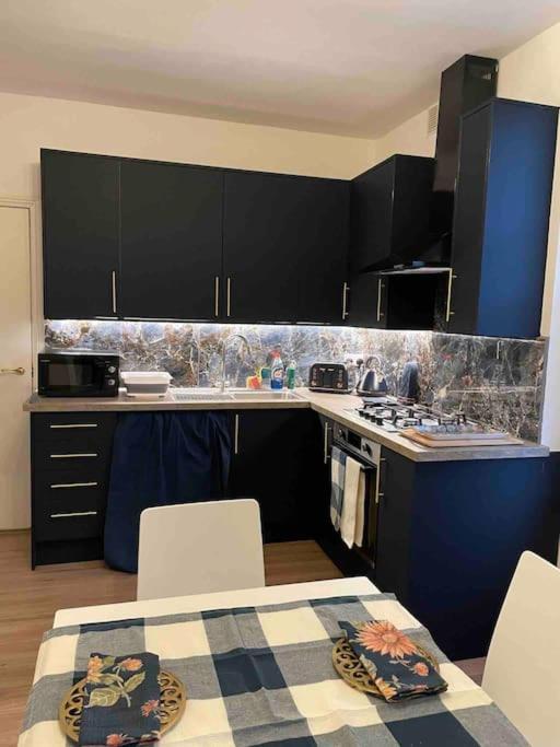 West Stunning Garden Flat - Period Features * London