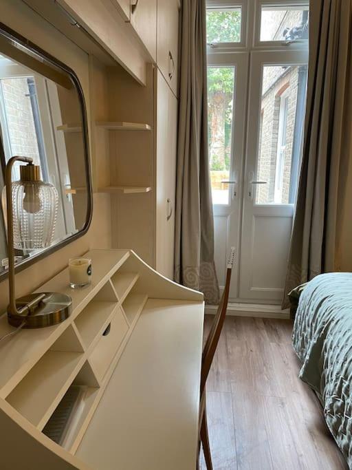 West Stunning Garden Flat - Period Features